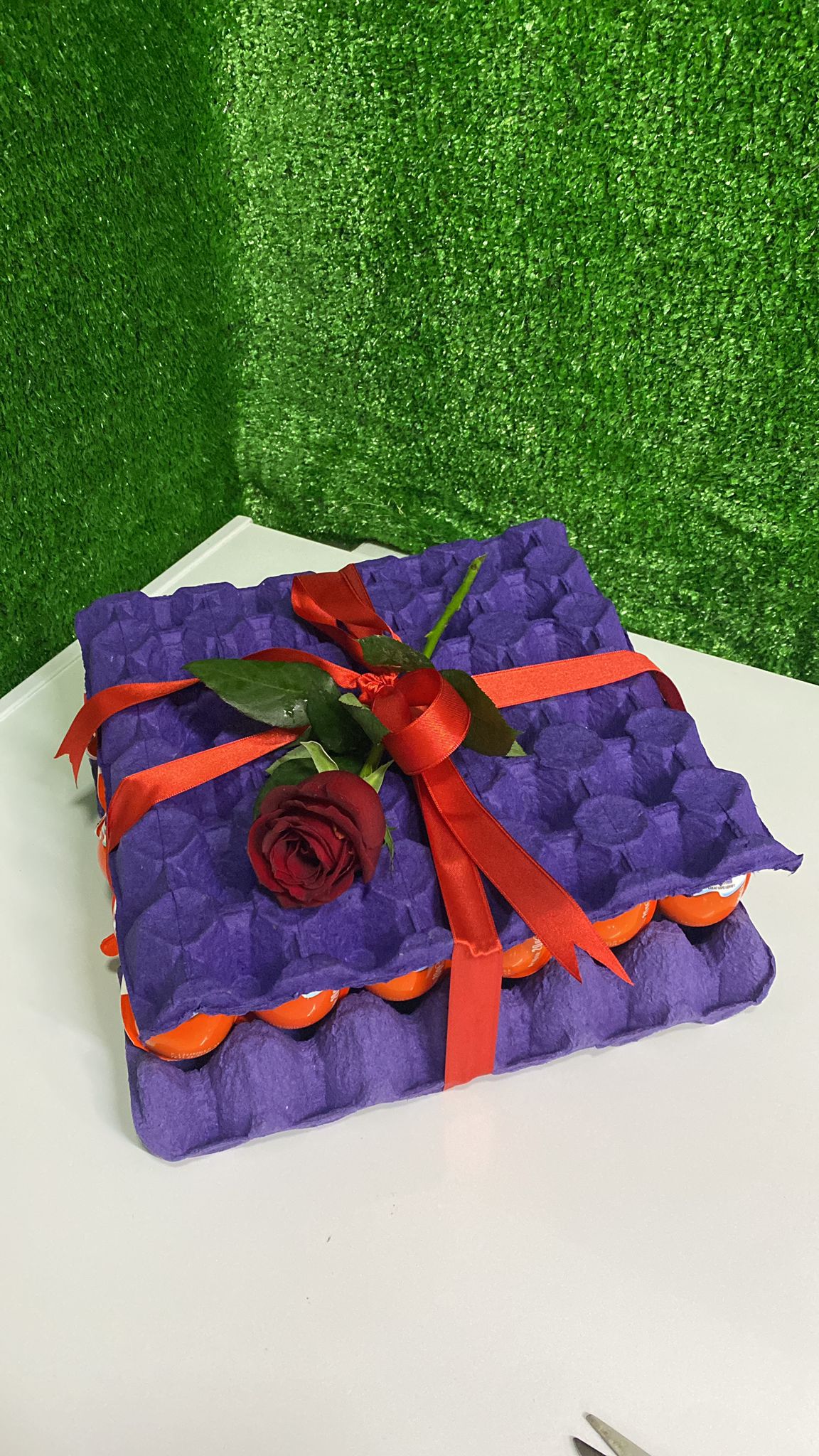 Kinder Joy Sürpriz Kutusu – Gül Detaylı Özel Tasarım Hediye